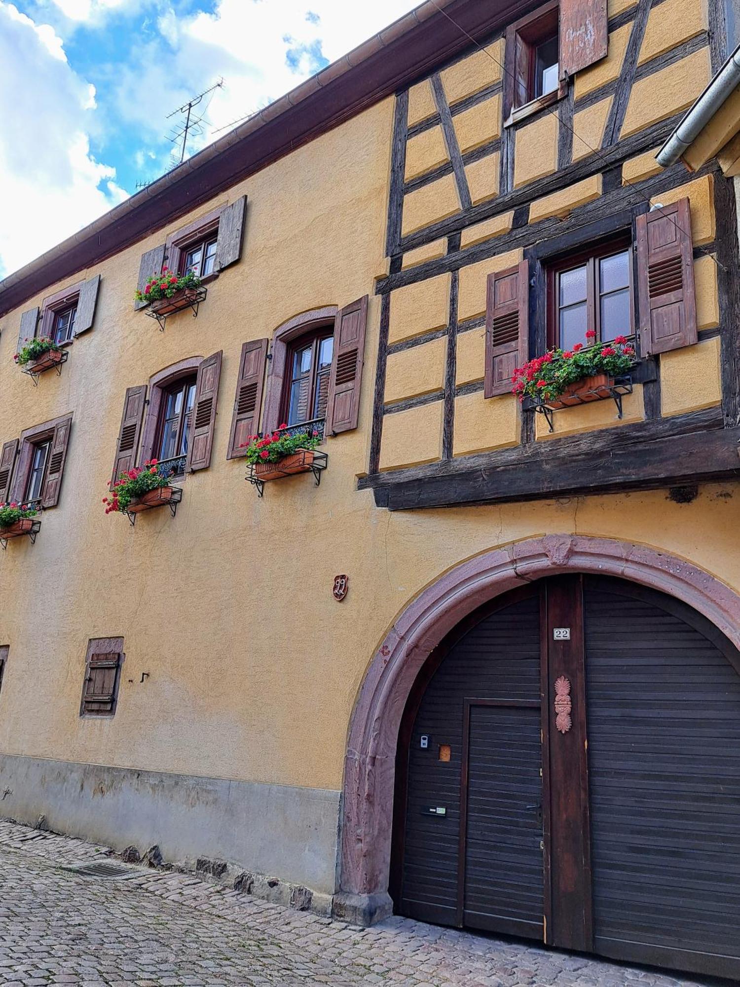 Grand Gite Dans Maison Alsacienne Historique Gueberschwihr Exterior photo